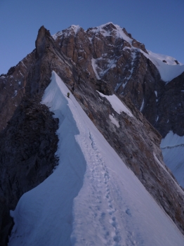 28 - Niek op de graat met op de achtergrond de Mt. Blanc ©N. van Veen 